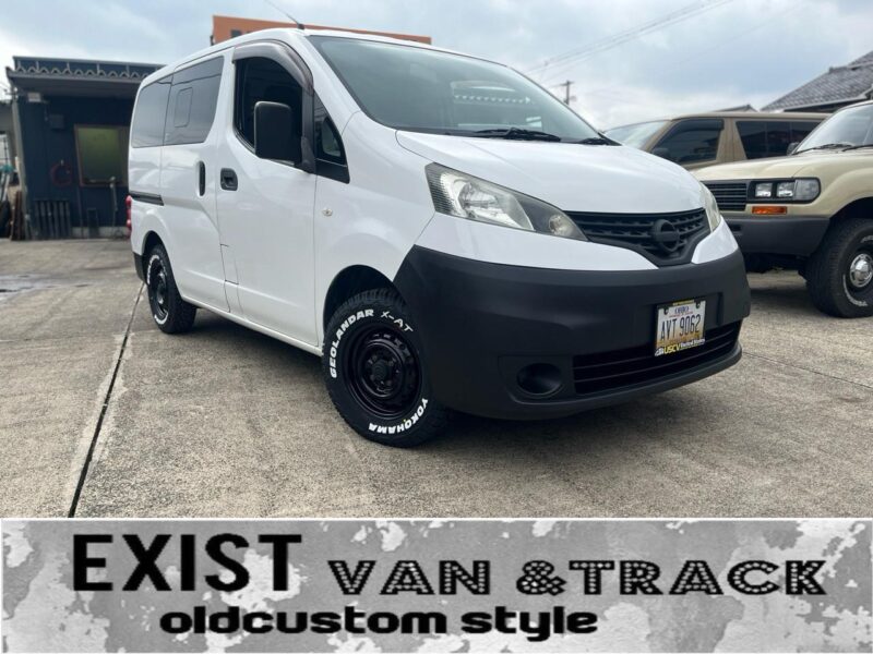 ホワイトに前後バンパーラプターライナーを施工した日産 NV200バネットバン