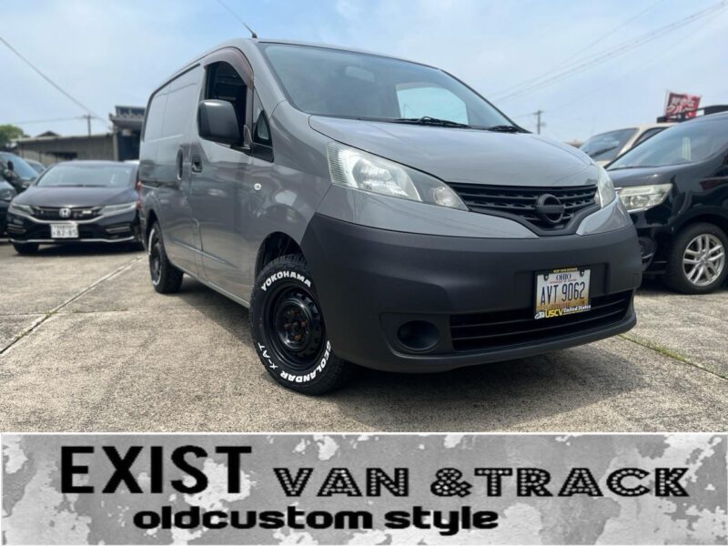 ナルドグレーに全塗装した日産 NV200バネットバン。樹脂パーツはラプターライナー