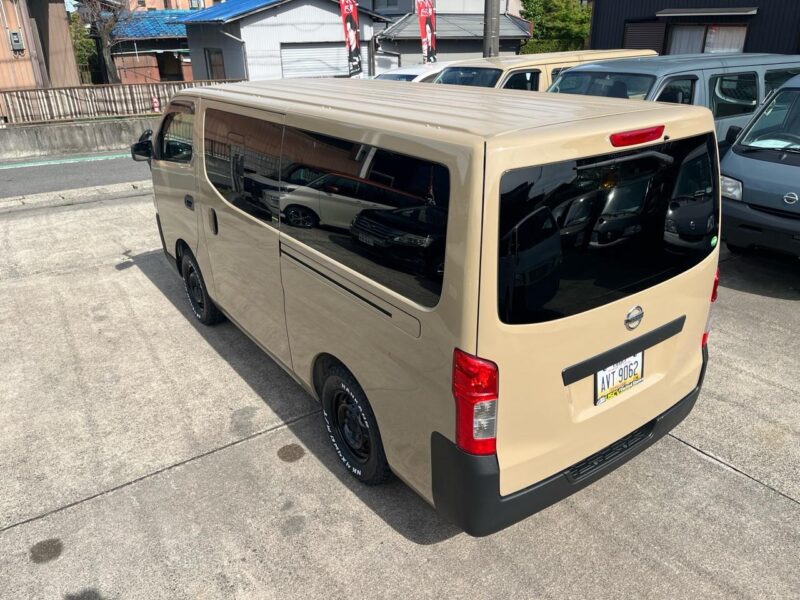 日産 NV350キャラバンバン ベージュ を全塗装した作業車