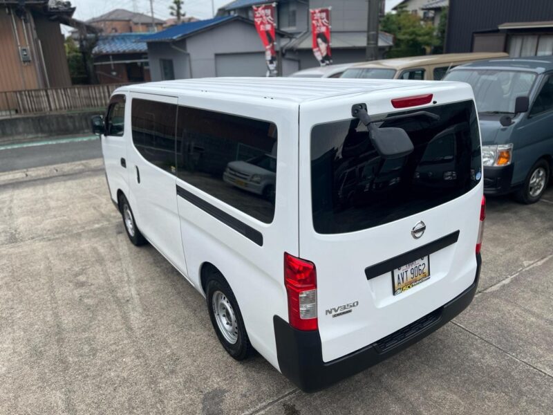 日産 NV350キャラバンワゴン ホワイト のカスタム中古車