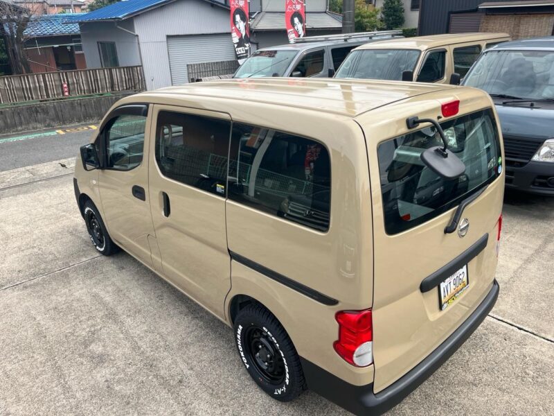 日産 NV200バネットバン ベージュ のカスタム中古車