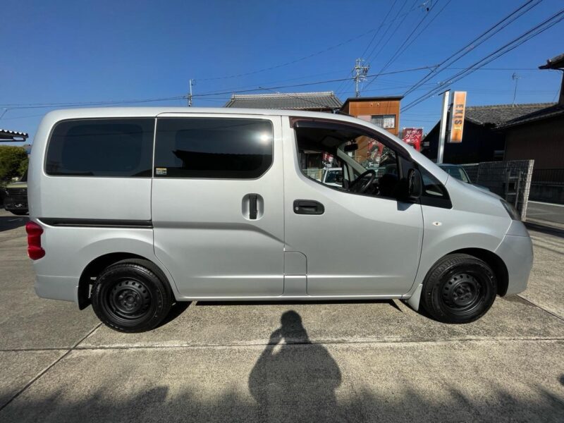 日産 NV200バネットバン シルバー のカスタム中古車