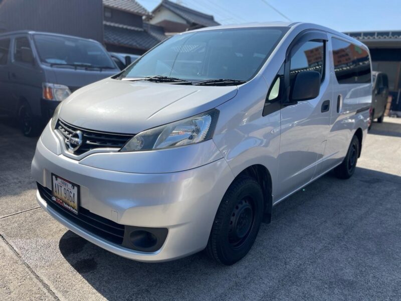 日産 NV200バネットバン シルバー のカスタム中古車