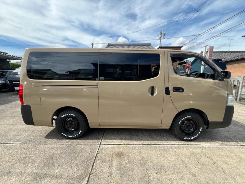 日産 NV350キャラバンバン ベージュ を全塗装した作業車