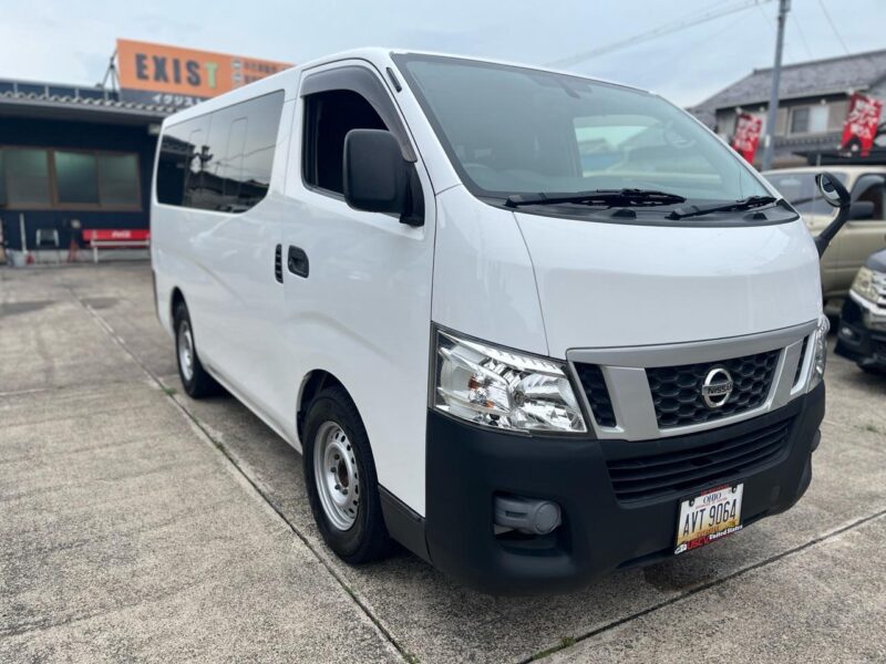 日産 NV350キャラバンワゴン ホワイト のカスタム中古車