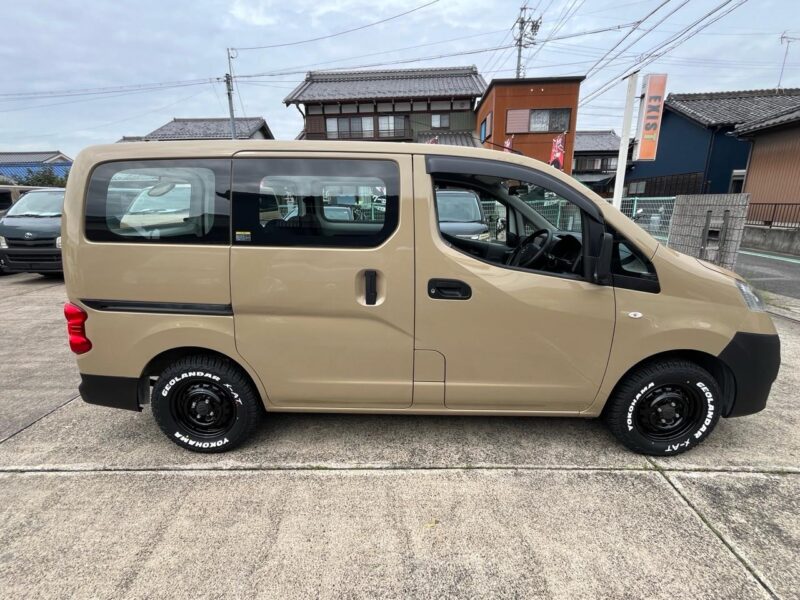 日産 NV200バネットバン ベージュ のカスタム中古車