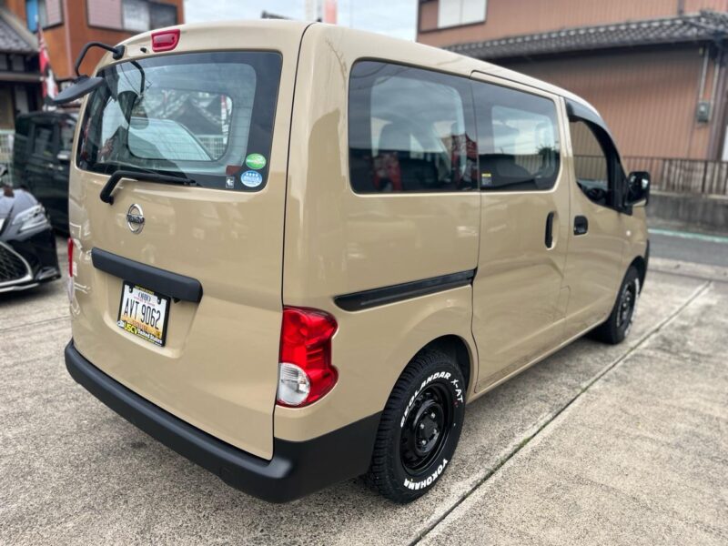 日産 NV200バネットバン ベージュ｜ラプターライナー施工