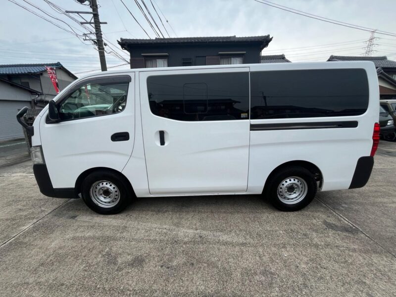 日産 NV350キャラバンワゴン ホワイト のカスタム中古車