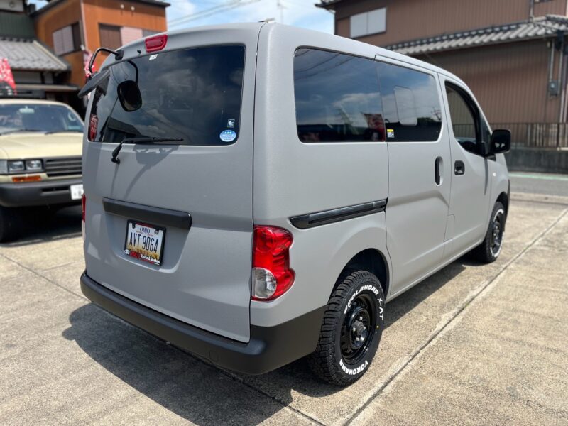 黒いスチールホイールを履いたバン