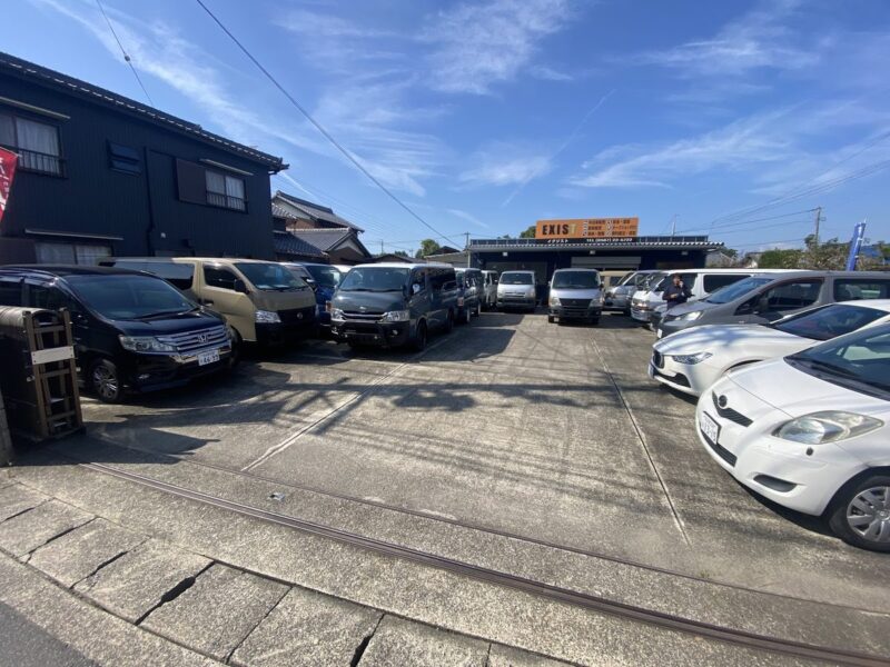 EXIST 愛知県津島市の店舗外観と、塗装ずみの在庫車が並ぶ展示場